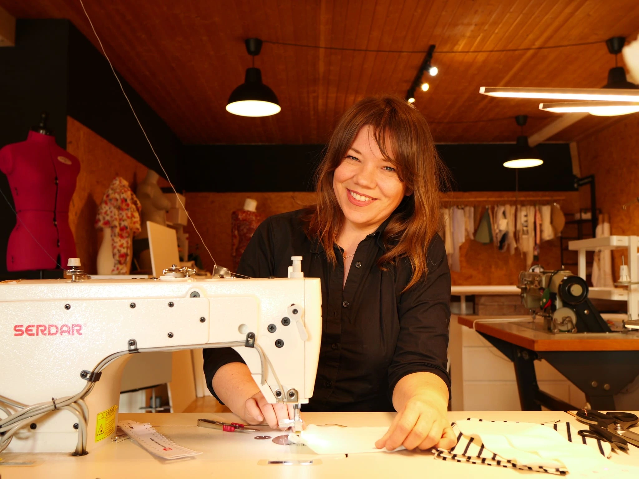 Nachhaltige Mode aus Schneverdingen – Monika Pankowska an der Nähmaschine