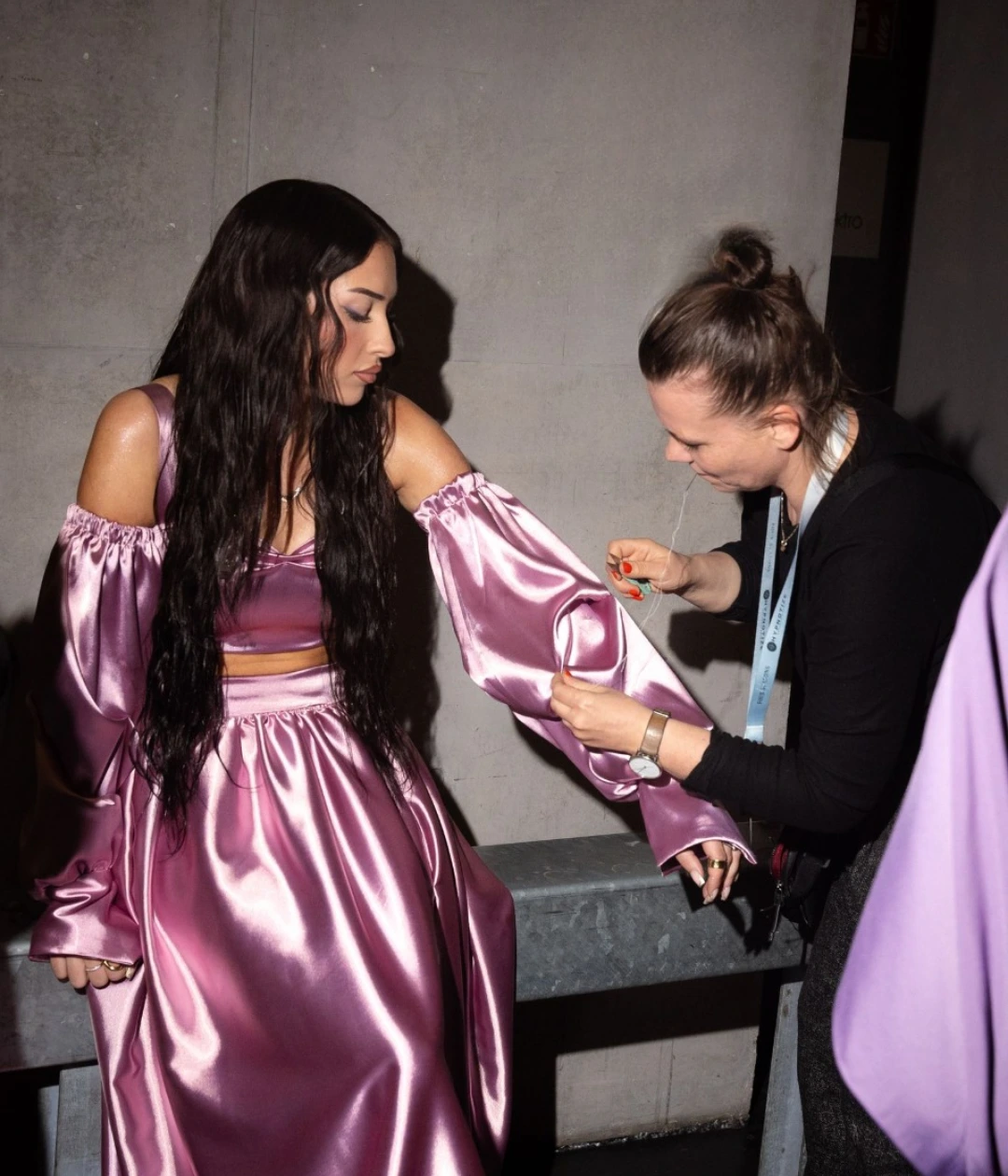 Editorial Styling im Nähatelier – Anpassung von Outfits für Shootings